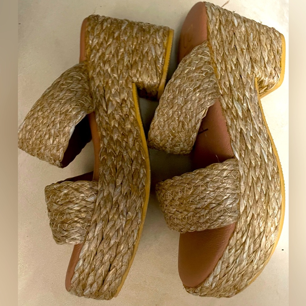 Beach brand straw sandals
